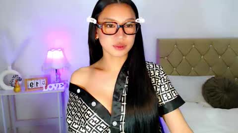 Snapshot of nathalie_hadid chatting on October 19, 10:03 pm please follow me guyss online show from October 19, 10:03 pm
