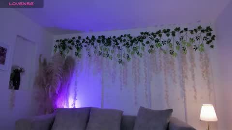 natti_london online show from December 2, 6:22 am