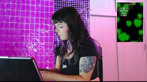 Em  please help me reach 100 thumbs up 3 online show from March 6, 9:25 am