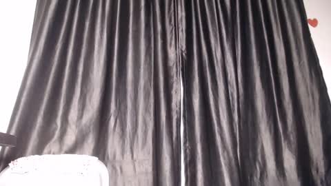 Snapshot of naughty_slimzy chatting on September 26, 7:49 am laura online show from September 26, 7:49 am
