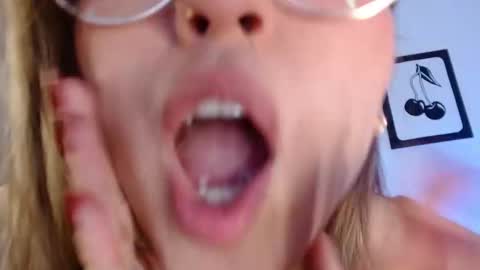 LANAindependent model online show from September 19, 10:57 pm