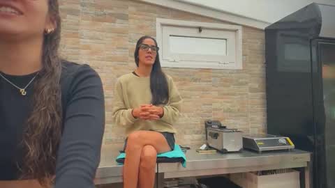 Snapshot of naughtyluxe chatting on October 3, 9:28 am ANDREA STEPH MIKE online show from October 3, 9:28 am