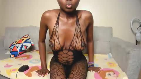 nayela_ online show from May 16, 10:19 pm