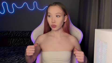 Snapshot of neyrmina chatting on February 18, 3:10 pm Mina online show from February 18, 3:10 pm