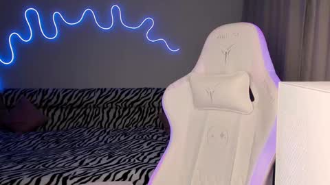 Snapshot of neyrmina chatting on February 9, 3:34 pm Mina online show from February 9, 3:34 pm