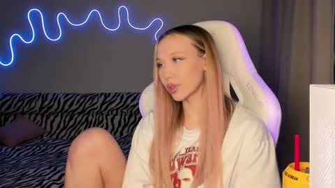 Snapshot of neyrmina chatting on March 2, 6:08 pm Mina online show from March 2, 6:08 pm