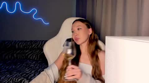 Snapshot of neyrmina chatting on October 22, 1:02 pm Mina online show from October 22, 1:02 pm