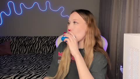 Snapshot of neyrmina chatting on January 28, 3:35 pm Mina online show from January 28, 3:35 pm