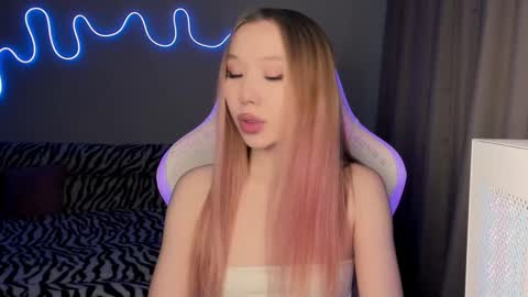 Snapshot of neyrmina chatting on February 25, 1:53 pm Mina online show from February 25, 1:53 pm