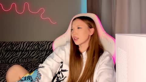 Snapshot of neyrmina chatting on September 10, 1:34 pm Mina online show from September 10, 1:34 pm