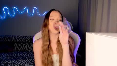 Snapshot of neyrmina chatting on October 10, 2:01 pm Mina online show from October 10, 2:01 pm