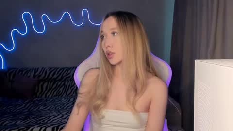 Snapshot of neyrmina chatting on February 10, 12:08 pm Mina online show from February 10, 12:08 pm