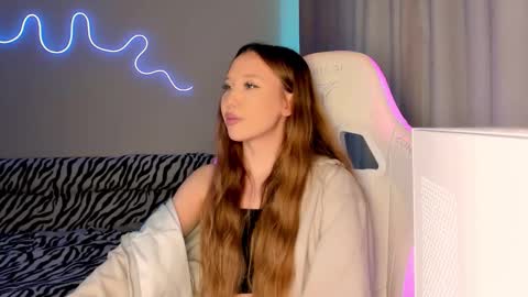 Snapshot of neyrmina chatting on September 12, 1:13 pm Mina online show from September 12, 1:13 pm