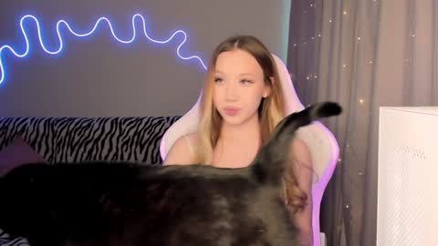 Snapshot of neyrmina chatting on January 24, 10:32 am Mina online show from January 24, 10:32 am