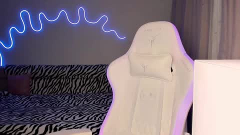 Snapshot of neyrmina chatting on February 10, 3:21 pm Mina online show from February 10, 3:21 pm