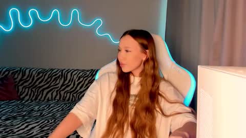 Snapshot of neyrmina chatting on September 29, 12:15 pm Mina online show from September 29, 12:15 pm