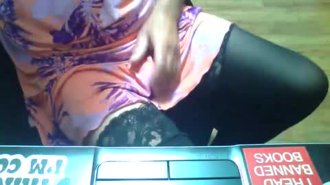 Snapshot of nickibabe1980 chatting on October 1, 4:39 pm Nickibabe online show from October 1, 4:39 pm