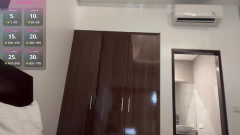 nicoledollyxx online show from March 4, 9:06 am