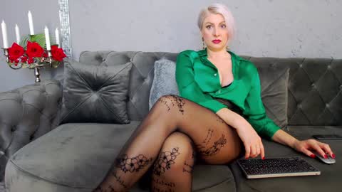 Snapshot of nicoledom chatting on January 20, 1:11 pm Nicole Domme online show from January 20, 1:11 pm