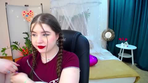 Snapshot of nicolefoxery chatting on February 19, 6:32 pm nicolefoxery online show from February 19, 6:32 pm