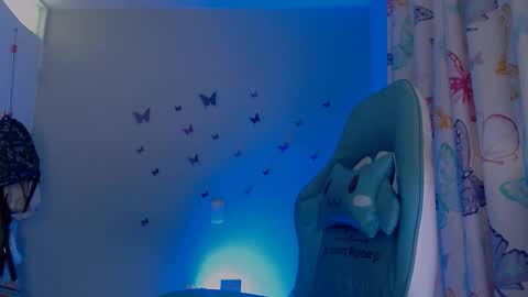 Nicolle Miley online show from March 27, 8:32 pm