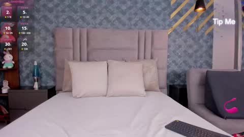 NiiaMoore online show from November 17, 8:00 pm