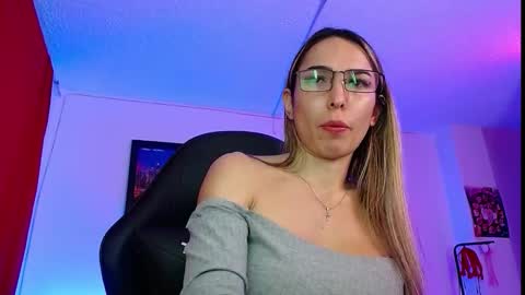 Snapshot of niki_1998 chatting on October 21, 2:05 am Natalia online show from October 21, 2:05 am