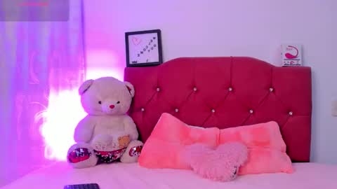 Snapshot of nikii_28 chatting on October 11, 9:40 pm Nikii online show from October 11, 9:40 pm