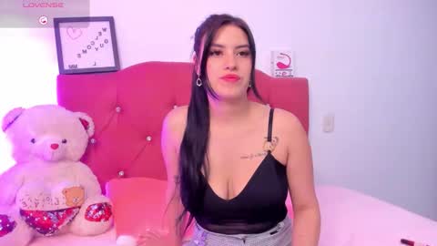 Snapshot of nikii_28 chatting on October 9, 12:27 am Nikii online show from October 9, 12:27 am