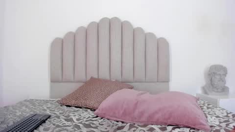 Snapshot of nikki_angel_ chatting on February 14, 11:31 pm NIkki Angel online show from February 14, 11:31 pm