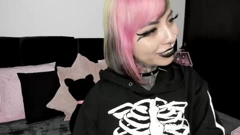 Snapshot of nikkiramone chatting on February 12, 12:55 pm Nikki Ramone online show from February 12, 12:55 pm