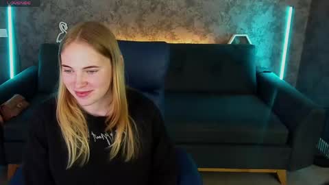 nikkyreyyy online show from May 15, 7:06 am