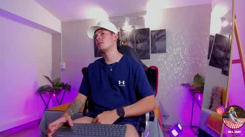 Snapshot of nils_saint chatting on October 4, 4:54 am Nils online show from October 4, 4:54 am