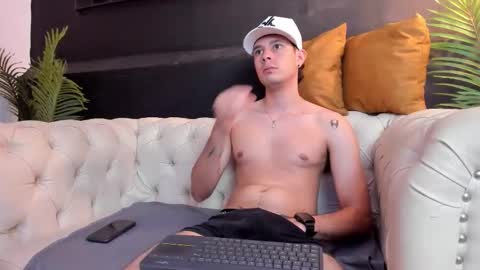 Snapshot of nils_saint chatting on October 8, 5:13 am Nils online show from October 8, 5:13 am