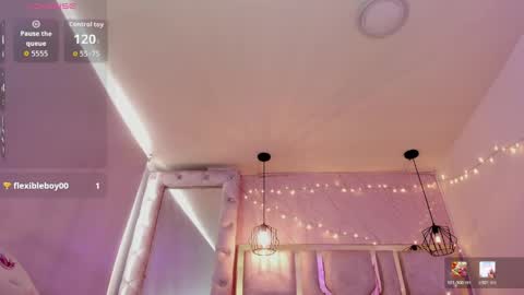  V I C T O R I A   online show from April 4, 7:32 pm