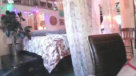 Snapshot of no_facequeen chatting on September 15, 4:19 pm Leah online show from September 15, 4:19 pm