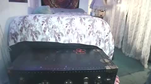 Snapshot of no_facequeen chatting on September 23, 12:54 pm Leah online show from September 23, 12:54 pm