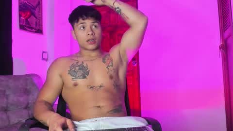 noah_223 online show from February 17, 2:32 am