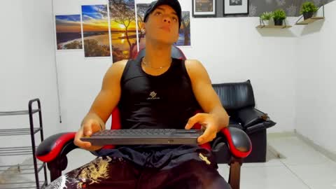 Snapshot of noah_flynn1 chatting on September 17, 4:05 am noah_flynn1 online show from September 17, 4:05 am