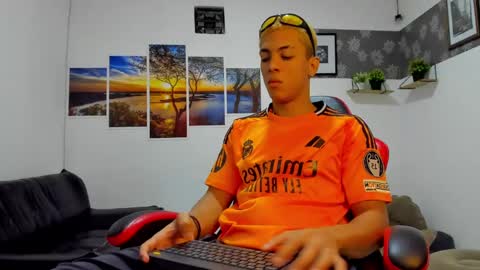 Snapshot of noah_flynn1 chatting on October 7, 6:53 am noah_flynn1 online show from October 7, 6:53 am