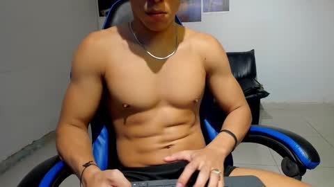 noah_flynn1 online show from February 9, 9:46 am