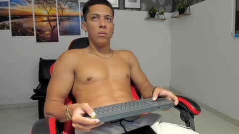 noah_flynn1 online show from May 30, 9:19 am
