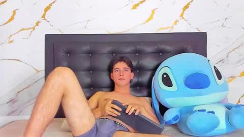 noah_smith01 online show from January 8, 11:38 am