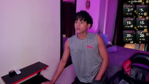 noah_smith04 online show from October 4, 9:01 pm