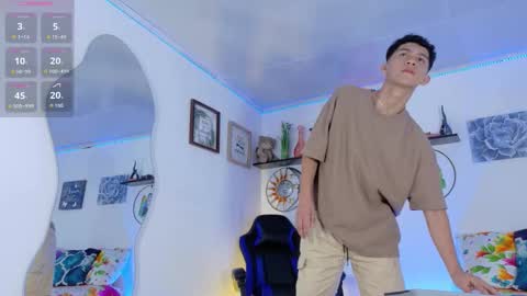 noah tyler  online show from October 7, 11:56 pm