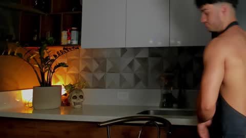 Snapshot of noha_miler chatting on February 25, 12:36 am kevin online show from February 25, 12:36 am