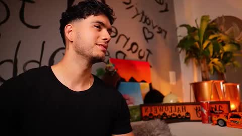 Snapshot of noha_miler chatting on October 27, 12:32 am kevin online show from October 27, 12:32 am