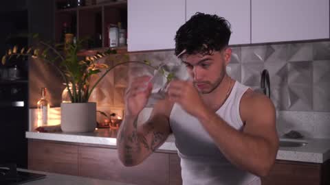 Snapshot of noha_miler chatting on February 1, 12:18 am kevin online show from February 1, 12:18 am