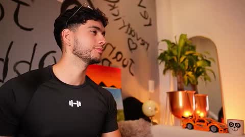 Snapshot of noha_miler chatting on October 24, 2:34 am kevin online show from October 24, 2:34 am