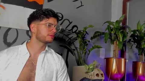 Snapshot of noha_miler chatting on February 22, 12:49 am kevin online show from February 22, 12:49 am